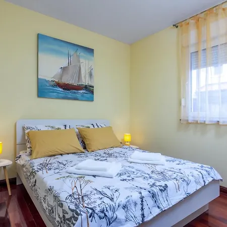 With A Parking Space - 19628 Pola